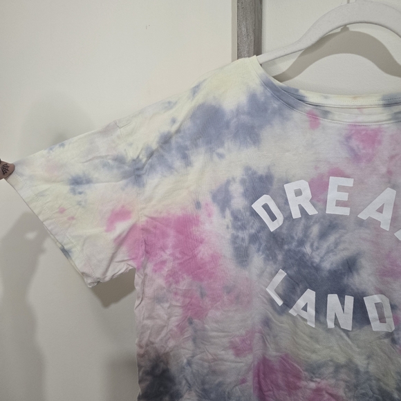 ⭐️40% Off⭐️ Old Navy The Easy Tee Tie Dye T-shirt with Dream Land Graphic - Picture 3 of 10
